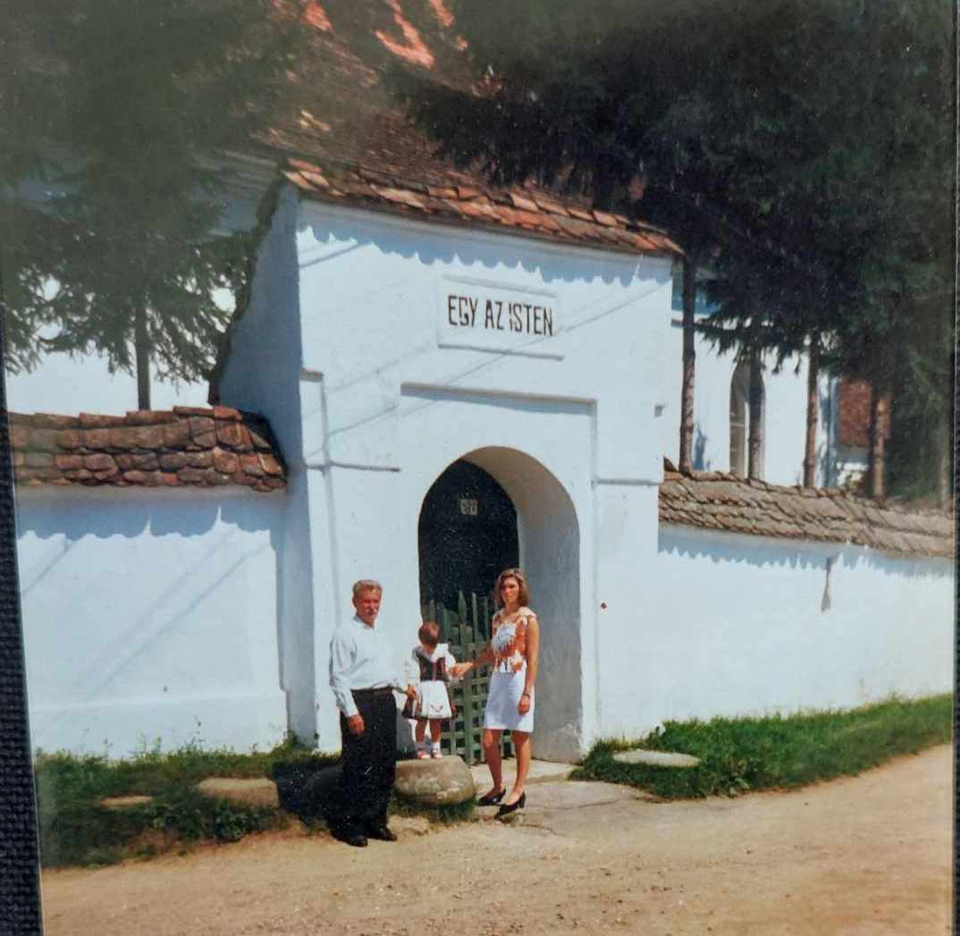 Templom előtt